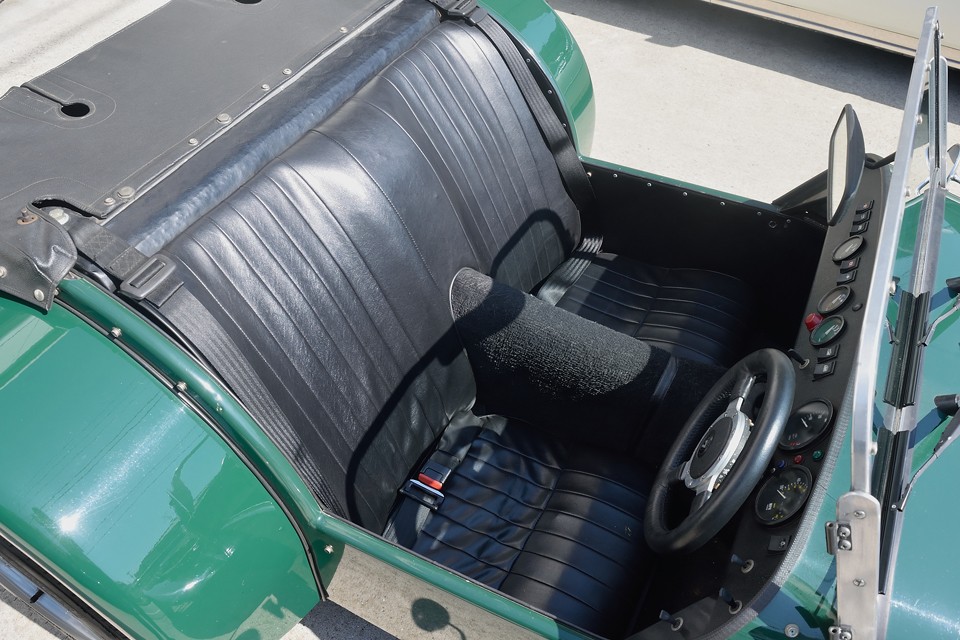 少し厳ついセパレートシートから、スッキリとシンプルなベンチシートに換装されています。意外と座り心地も良く、バケットシートみたいに肘も当たらないので、これ正解！