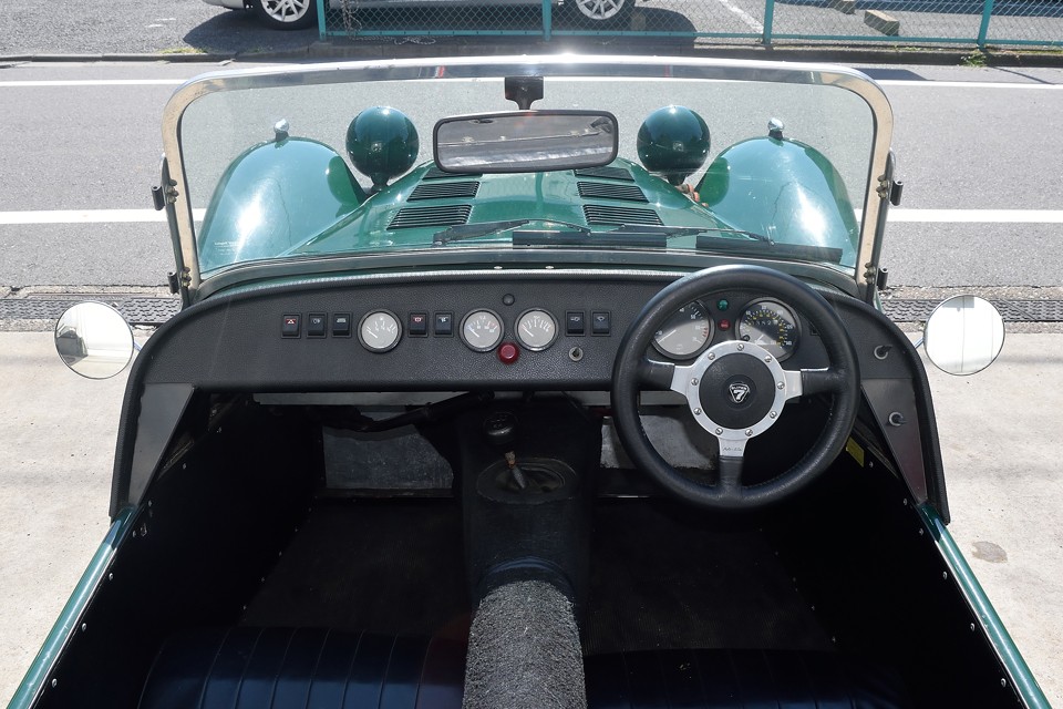 一切の装飾を排したレーシーなインパネと小径のハンドル！決してデパートの屋上にある乗り物では御座いません。（笑）