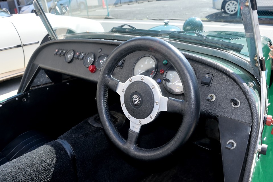 極太の革巻きハンドルは握った瞬間、その気にさせる魔力を持っているのです。