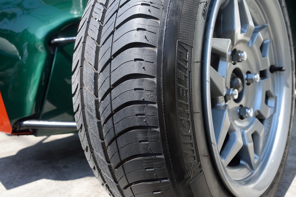 タイヤはご覧の通り！ヒゲがとれたばかりの9分山というところでしょうか。当分交換の必要はないですね。