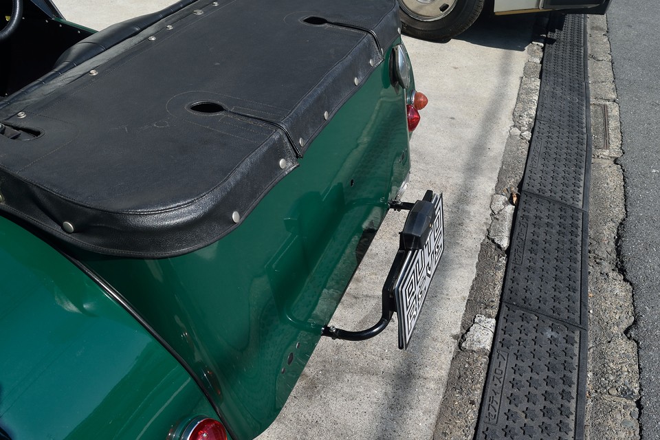 本来スペアタイヤホルダーですが、スペアは不要と割り切って、スッキリとショートタイプに換装してあります。こういう潔さって大事！