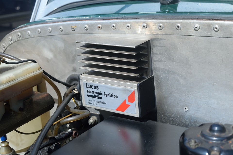 点火系はフルトラ仕様ではなく、ルーカス製のイグニッションアンプです。