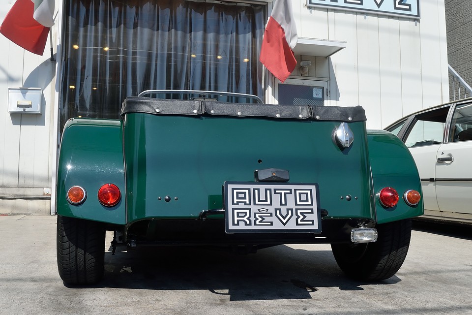 ストリングバックのドライビンググローブにHALCYONのゴーグルを身に纏い・・・。