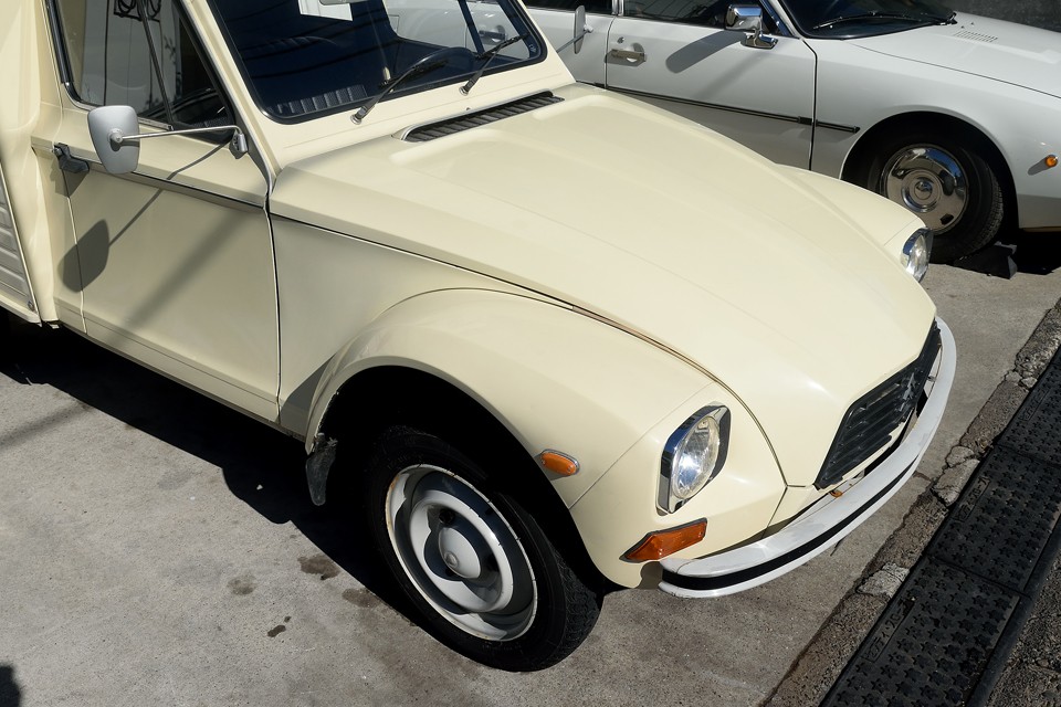 さすがにクリア塗装の劣化はありますが、色褪せはほとんど感じません。全体的には清潔な印象です。