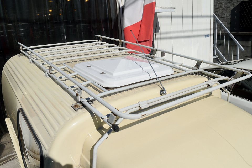 巨大なルーフキャリア、天窓も装備！この半透明の天窓のおかげで車内は明るいこと！