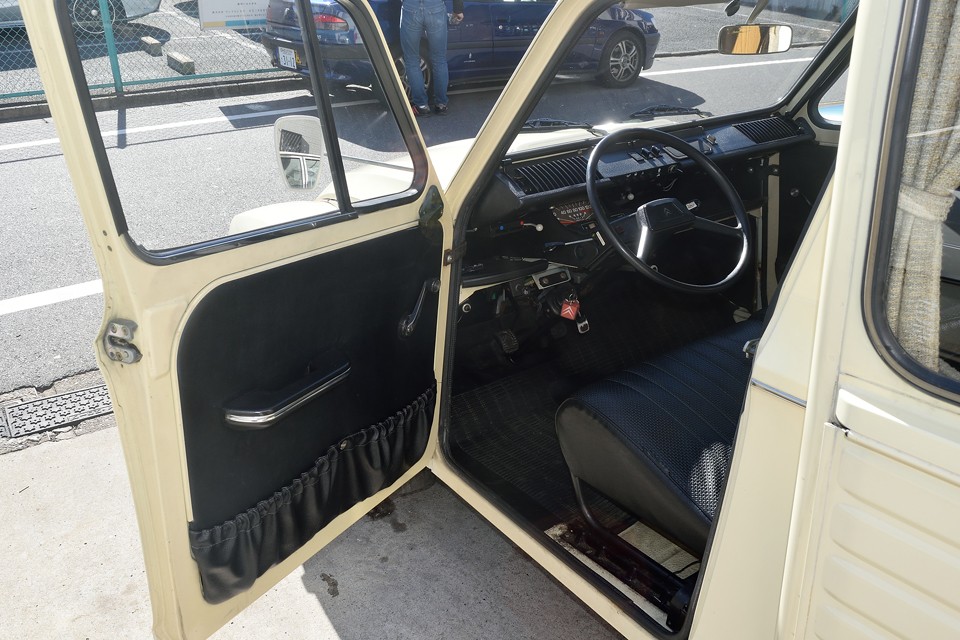 2CVに比べると、かなりの上級車！普通のクルマに見えます（笑）