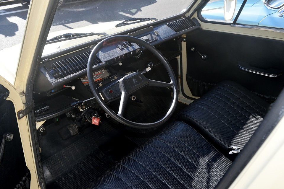 2CVユーザー憧れ？のダッシュボードがあるぅ～！