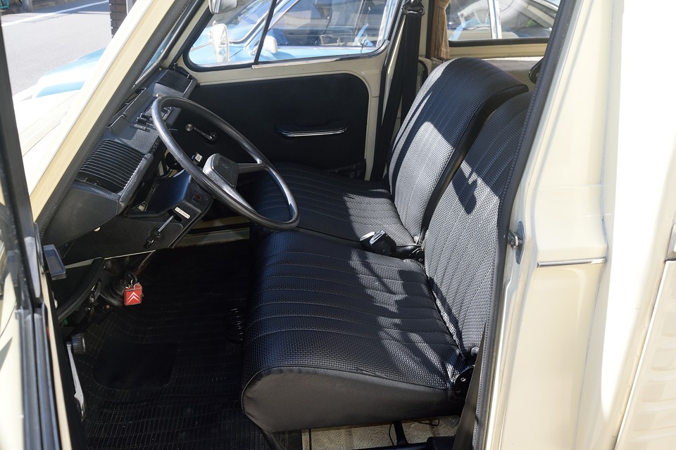 2CVと同じく、布を輪ゴムで張ったシンプルな構造のシートですが、なぜか乗り心地は「ふわふわぁ～」