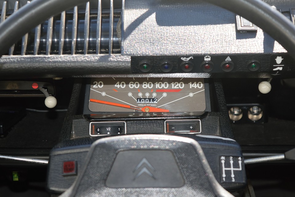 現在、走行距離はご覧の通りです。車両の状態からみて実走行だと思いますが、5桁メーターのため走行不明とさせていただきました。