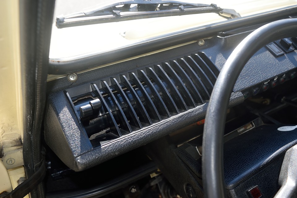 これ考えたシトロエンの人、エライ！たったこれだけの機構なのに、この2本のレバーで・・・。