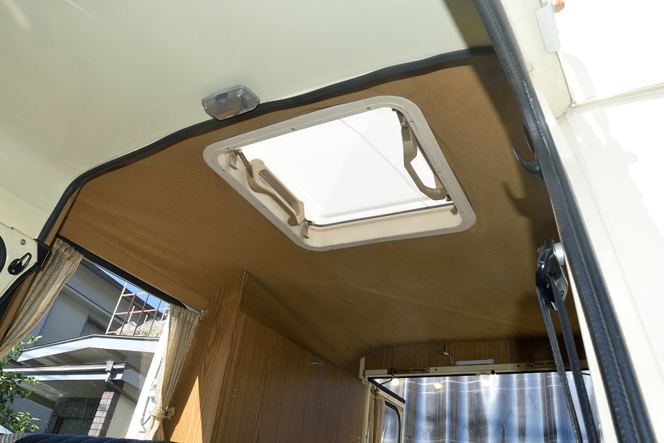 天張りはフニャフニャ状態ですが、高さがあるので使用上の支障はほとんどないと思います。