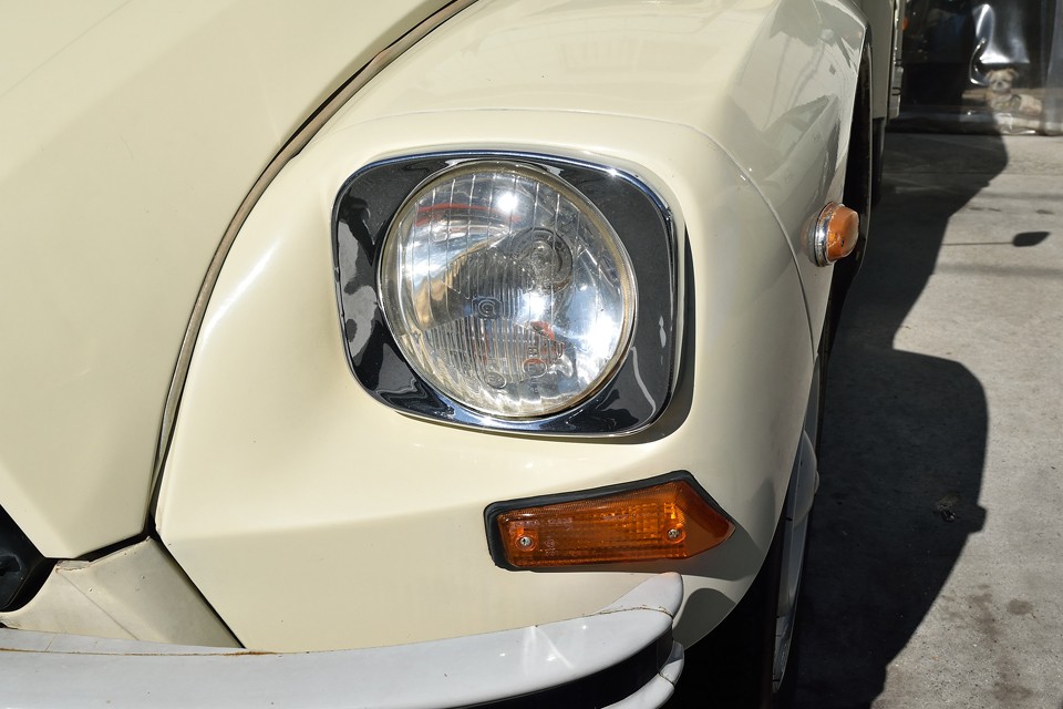 ヘッドライトはちょっと出目金のオールドシビエ。最近のクルマ並みにとはいきませんが、必要十分な明るさ！