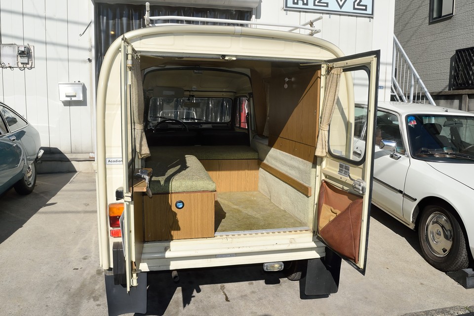 キャンピング仕様なので、ベッド、棚、テーブル、シンク、コンロが装備されています！