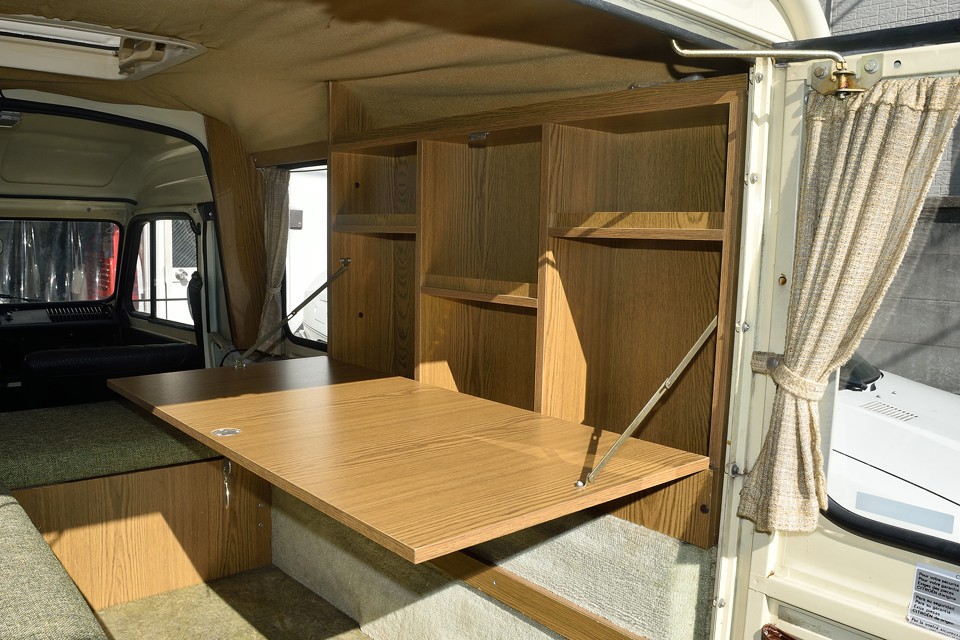 まずはテーブルと棚！ワンタッチで開く棚扉がテーブルに早変わり！棚の容量もタップリ！