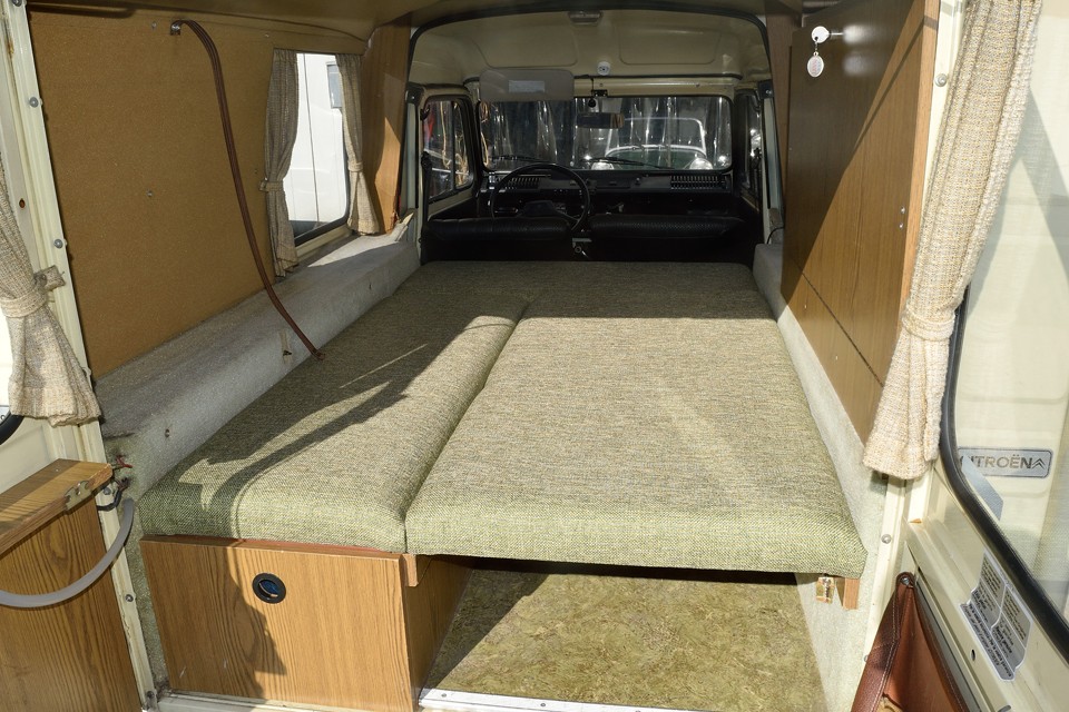 左側面に立て掛けてある板をはめ込めば禁断？の2人用ベッドに！・・・もしくは、しいたげられたお父さんの逃げ場所として（笑）