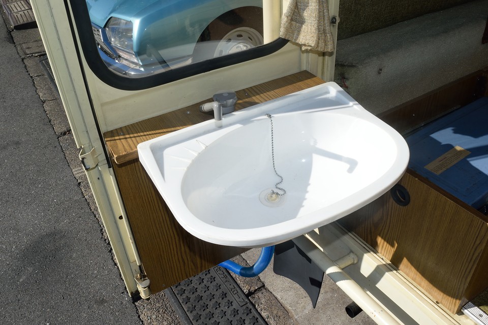 シンクを取り付ければ立派な水回りに！蛇口をひねると電動ポンプで水タンクから吸い上げる構造です。