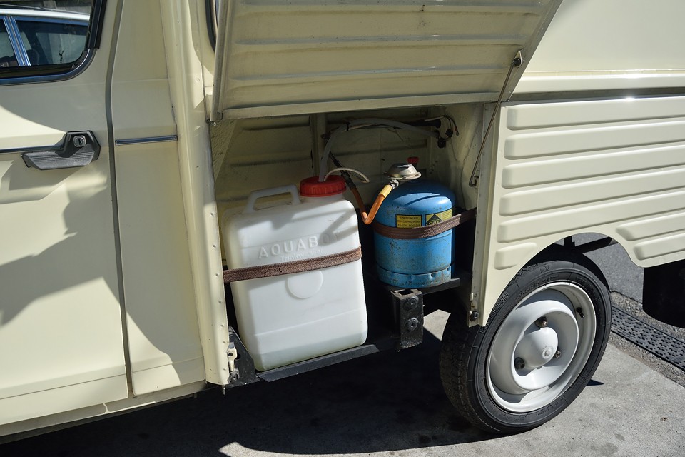 車体左側面は水タンクとプロパンボンベ収納スペース。良く出来てるなぁ～。