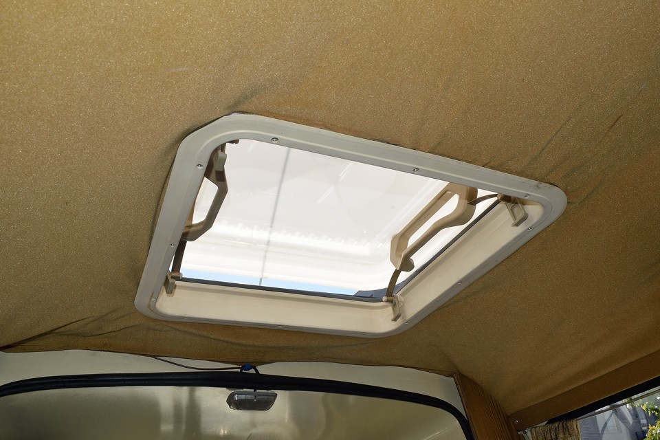 この天窓が効いてますねぇ。「全室南向き！日当たり良好！明るいお部屋で新生活をスタート！」みたいな・・・。