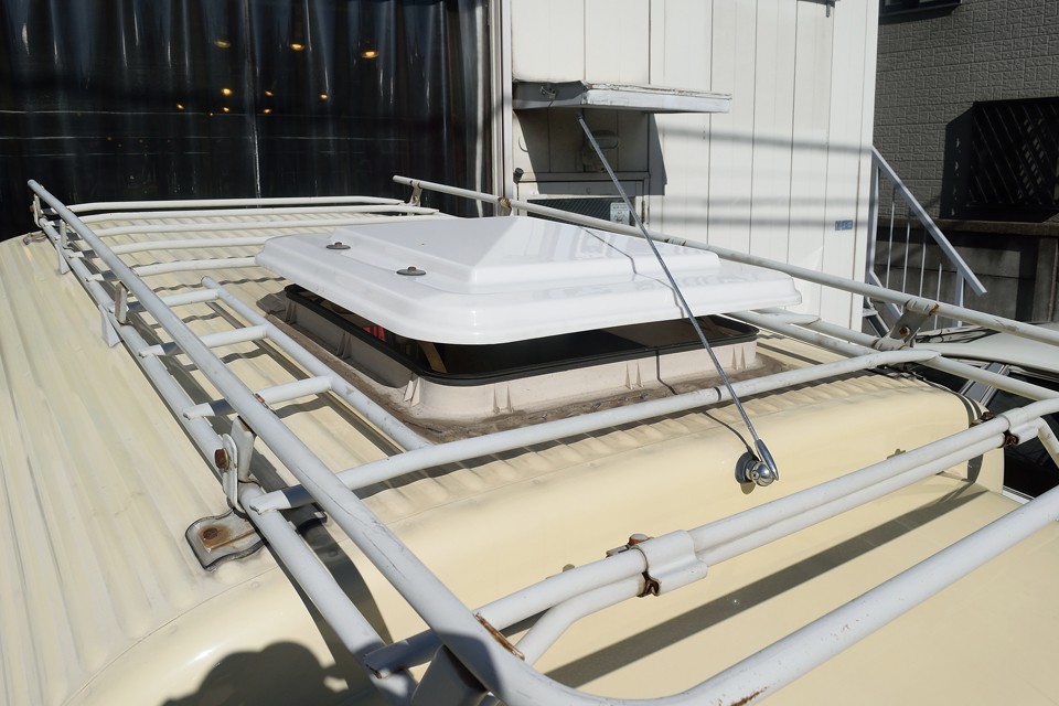 天窓はワンタッチでこんな感じで開きます。枠の「立ち」があるので、多少の雨なら防げるスグレモノ！