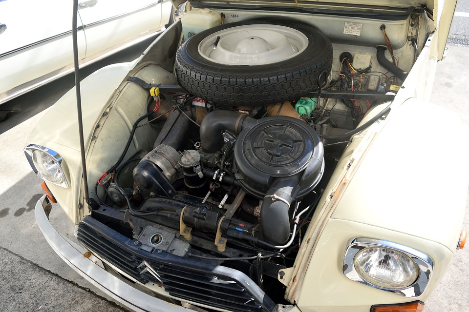 空冷フラットツイン602cc、32.8ps/5750rpm、70年代の2CVやMehariと同じM28/1と呼ばれるエンジン！もちろん機関に不具合はありません！