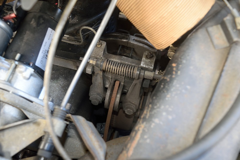 もちろんブレーキはインボードディスク！実用車にはオーバースペックとも思える機構ですが、結果、軽やかな足回りを見事に実現！