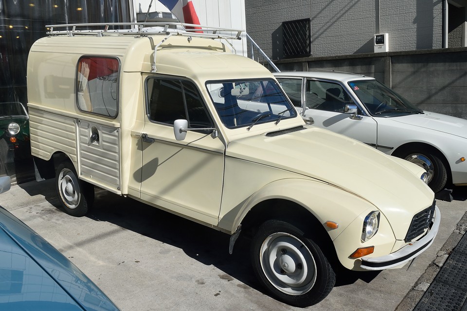 牧歌的なイメージで捉えられがちなアカディアーヌですが、これほど合理的なクルマもそうないのではないかと・・・。