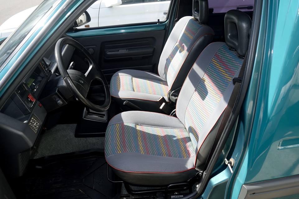 カラフルでPOPな柄のシートもご覧の状態です！エクスプレスをご存じの方なら、この状態がどれだけ良いのかお分かりいただけますよね。