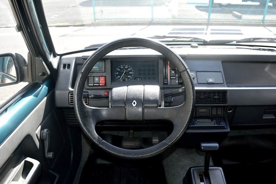 シンプルだけどちゃんとデザインされたインパネは、あの名車サンク譲り！