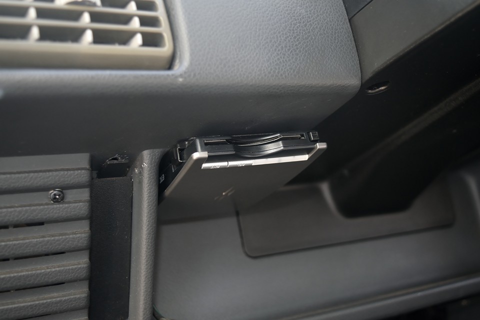 左ハンドル車には、もはや必須のETCももちろん装備！