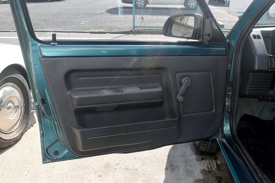 内装で唯一気になるところがあるとすれば、この肘掛部分のキズくらいでしょうか。