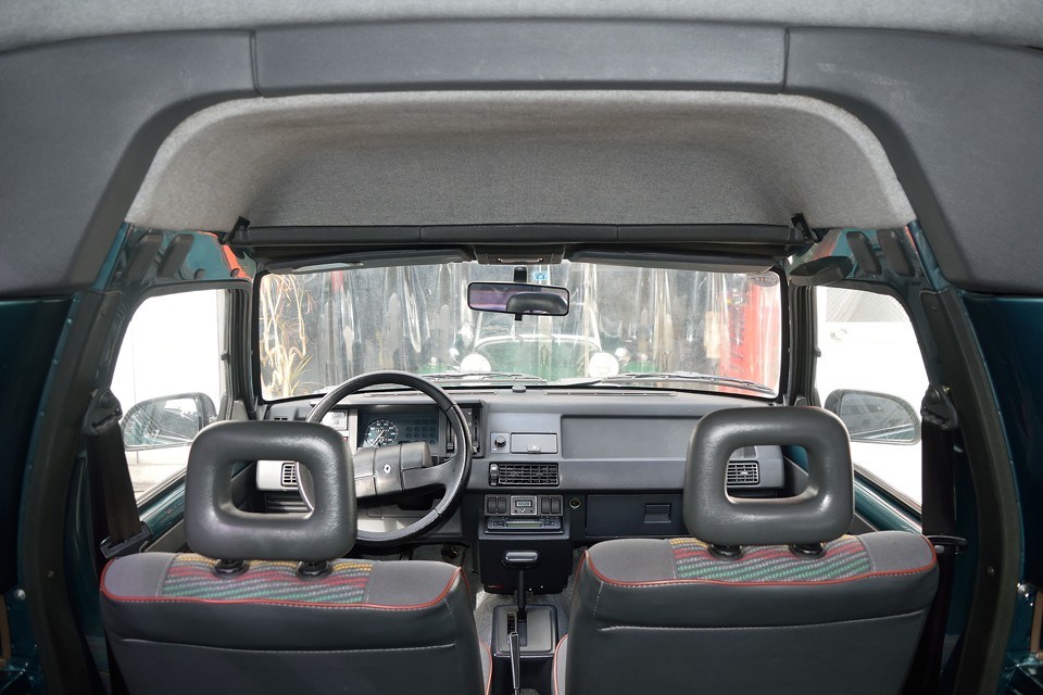 前席上部に巨大な物入れを装備！これで車内が片づけられない方・・・明らかに問題はクルマでは無く、あなたかと・・・（笑）