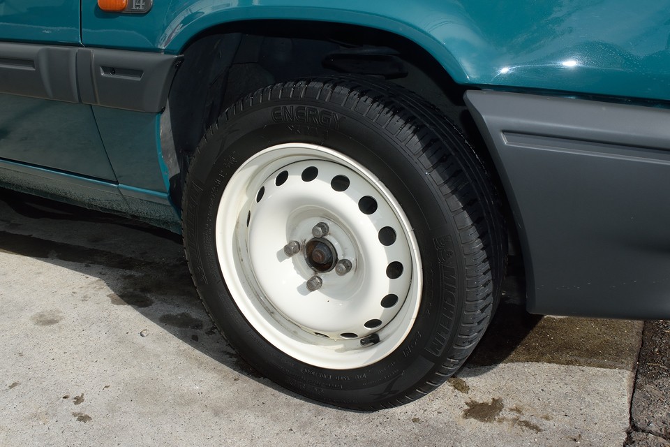 鉄チンホイールもクリームホワイトで決まり！ボディカラーとのマッチングが絶妙です！