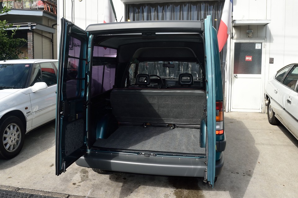 倉庫？物置？いえ、エクスプレスの荷室です！（笑）