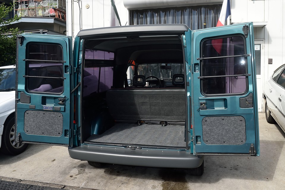 使いやすいダブルバックドアは最大ここまで開きます。