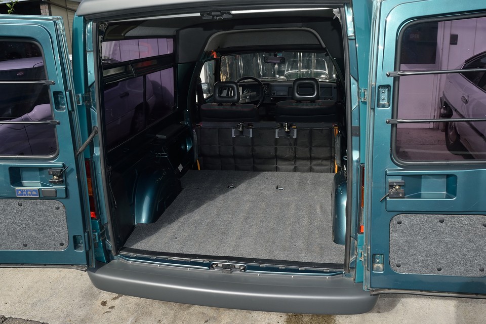 更に更に、ワンタッチでリアシートをたためば、この巨大なスペースに！余裕で住めますね（笑）