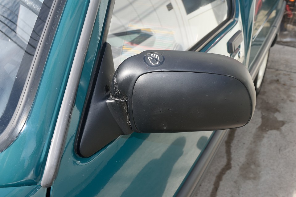 素晴らしい個体なのですが、唯一気になるのがコレ。左ドアミラーに割れの補修跡があります。固定されており、折りたたみは出来ない状態です。