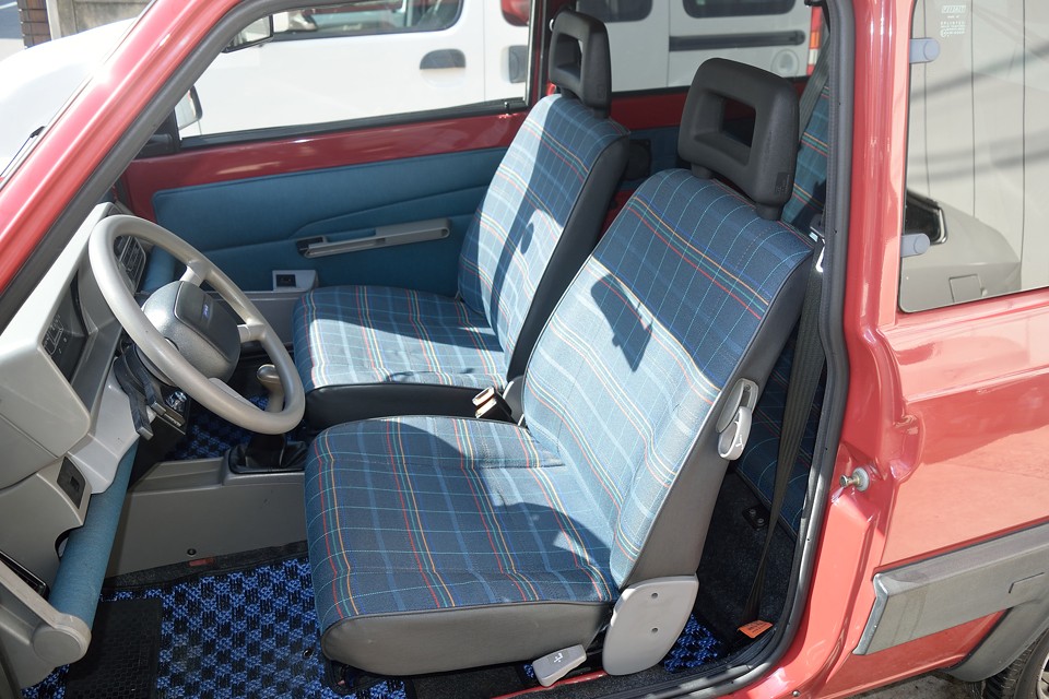 イタリアンらしいカラフルでPOPなインテリア！座面、背もたれもタップリとして、見た目以上にゆったり出来る優秀なシート！