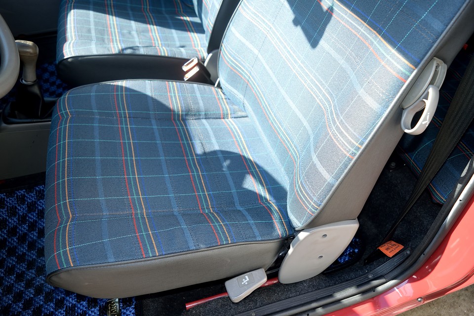 一番傷みやすい運転席ですが、ご覧の通り、目立つ汚れ、破れはありません！
