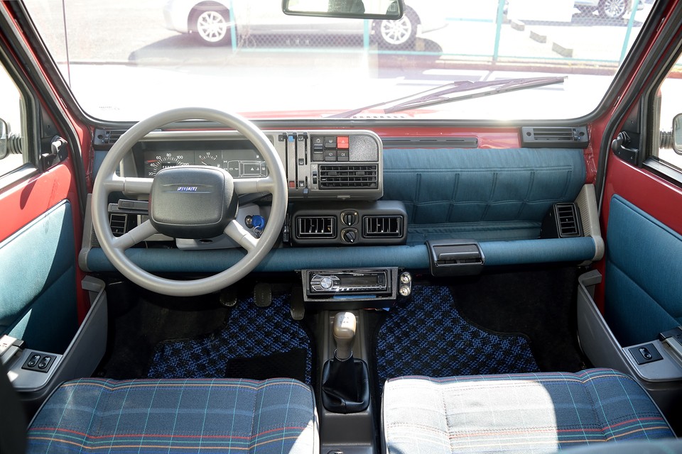 お馴染みのシンプルなのに、とっても機能的なインパネ！助手席前の物入れは何と布を折り曲げただけ！