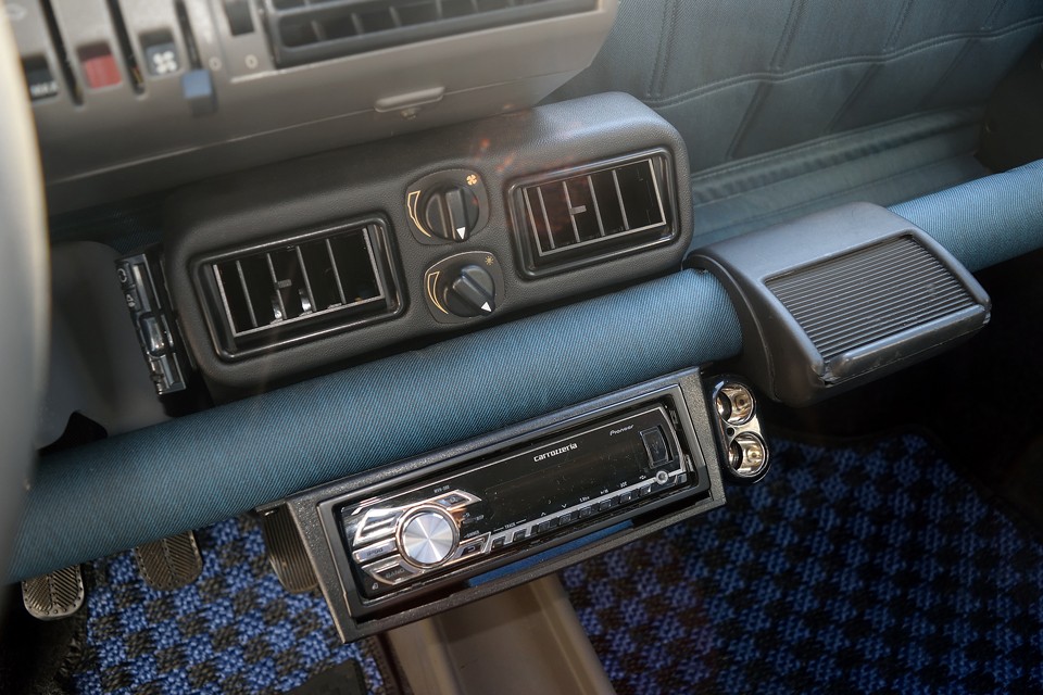 クーラー、ETC、USB付オーディオ、増設シガーソケット、着脱可能な灰皿・・・これ以上は無理って言うぐらいのフル装備！