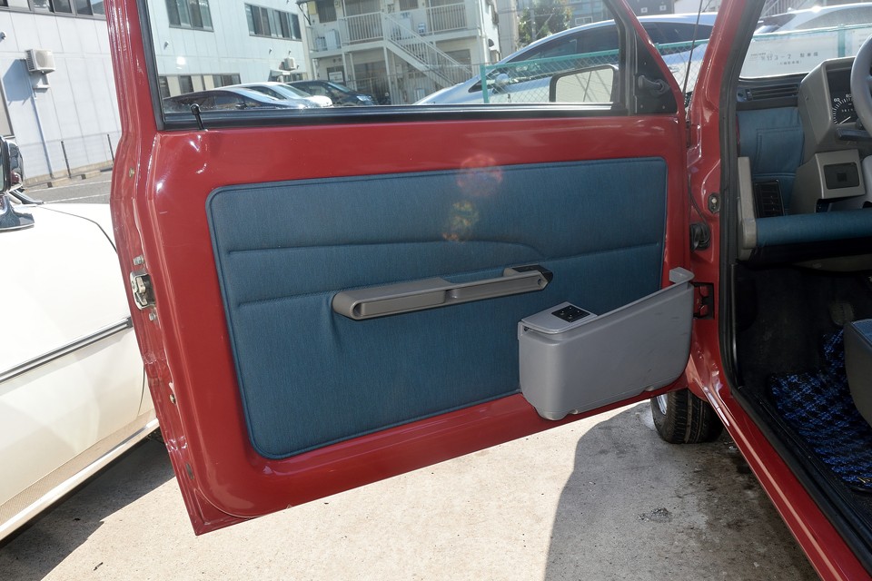 内張り、取っ手、物入れの3点だけでこの美しさ・・・まるで枯山水？！