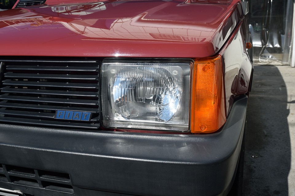 ヘッドライト、レンズ類もクリア～！ちなみに樹脂のバンパーは水洗いしただけで、まだ樹脂コートも何もしてなくて、この状態です。←ココ驚くとこですよぉ。