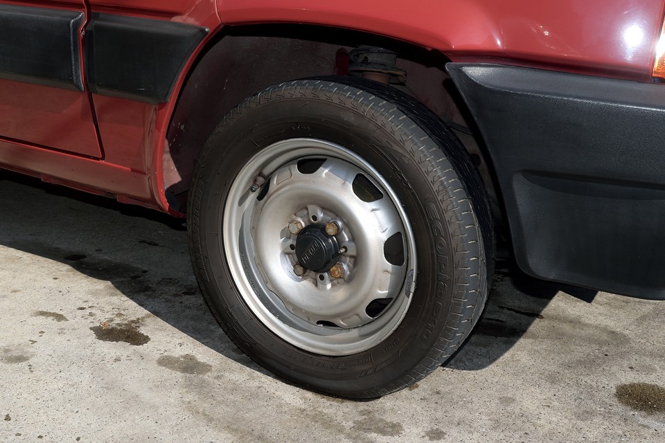 ホイールキャップは外して、鉄チンホイール仕様です。もちろんホイールキャップは付属します。