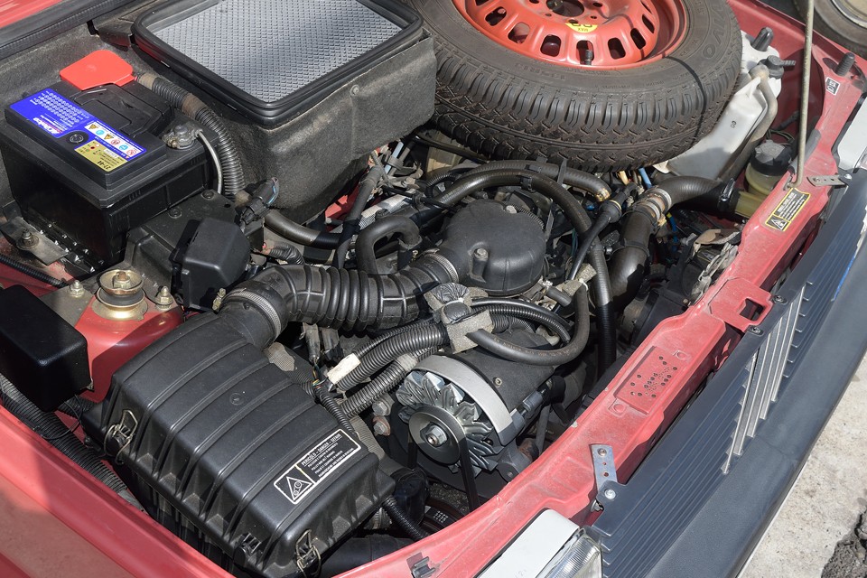 しかも最終モデルだけあって、エンジンルームもこの通り！あ～これ、安心だわ。