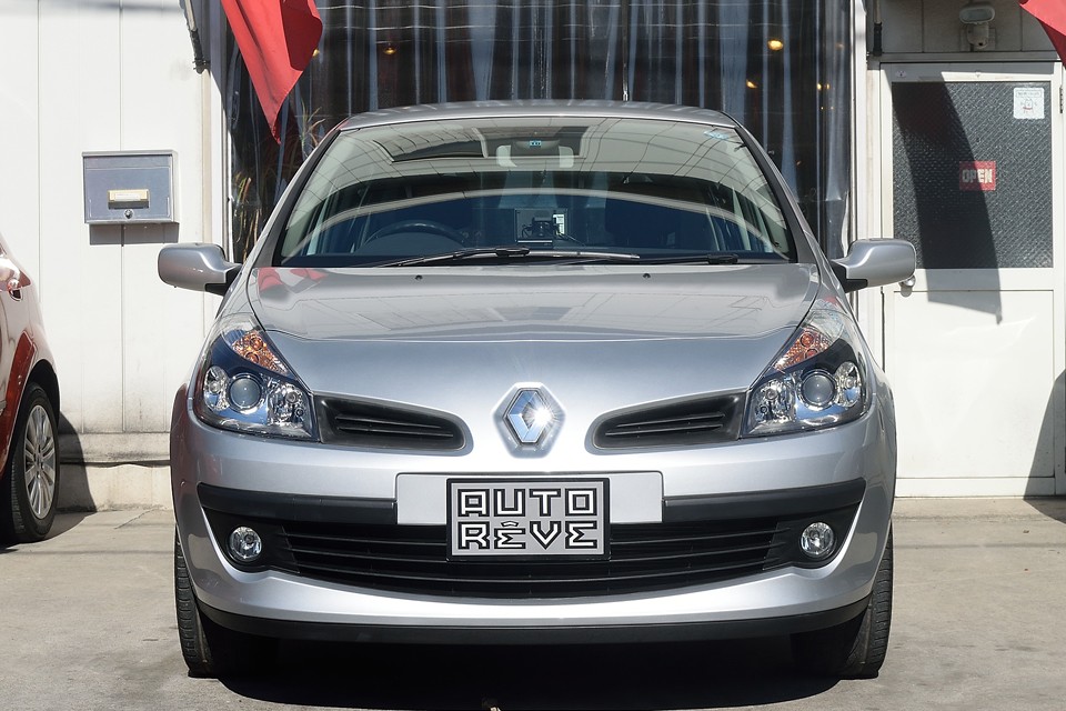 正面から見ると、ヘッドライトからAピラー、そしてルーフまで繋がる美しいラインが良く判りますねぇ。