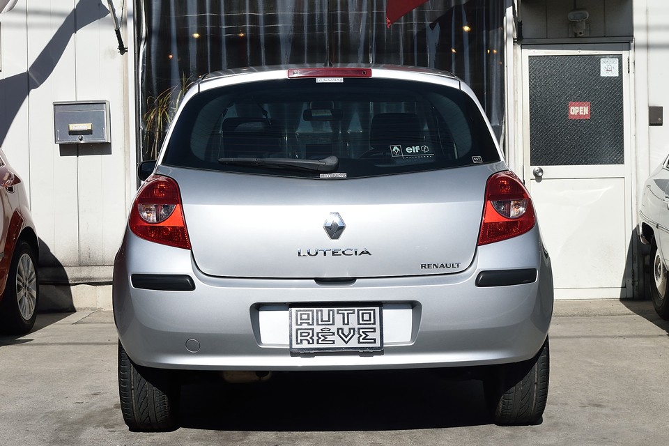 ボディ中央の水平なプレスラインを境に、下はプックリとした印象に、上は絞って頭でっかちにならない様にスッキリとした印象に、結果、安定感を感じる絶妙なバランス！