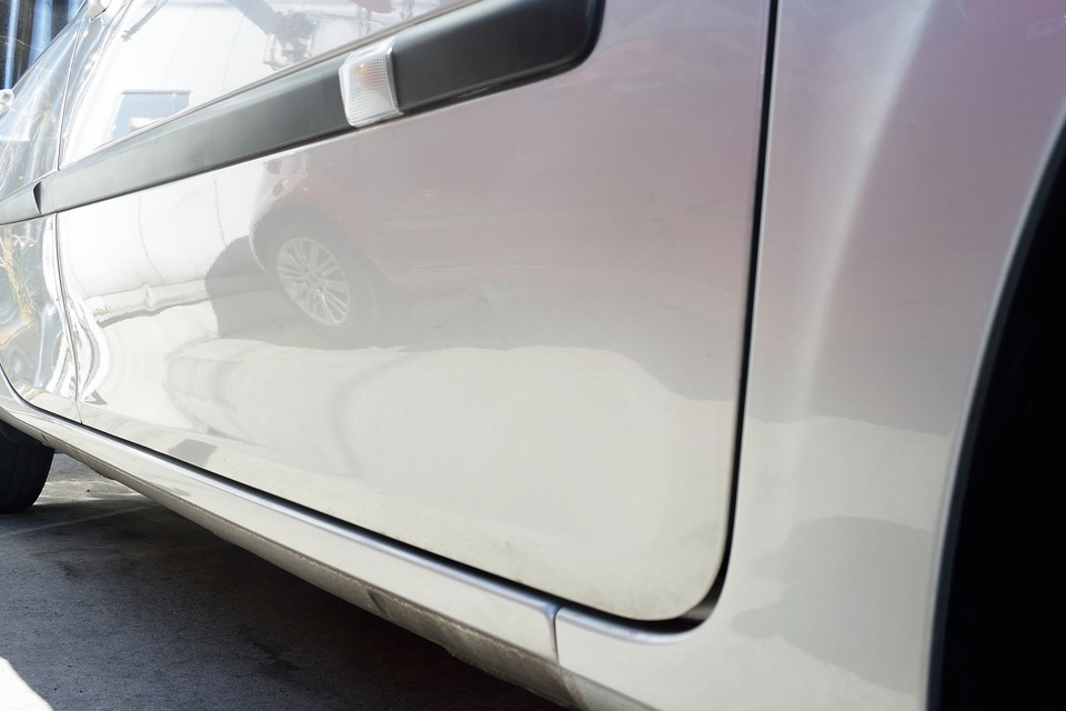 唯一、外観で気になるのがコレ。言われないと気が付かないくらいですが、右Fドアにいくつか小凹みがあります。