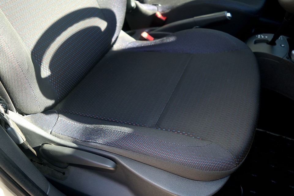 一番使用頻度の高い運転席でこの清潔感！右前あたりが変色して見えるのは光の加減です。汚れているわけではありませんので念のため。