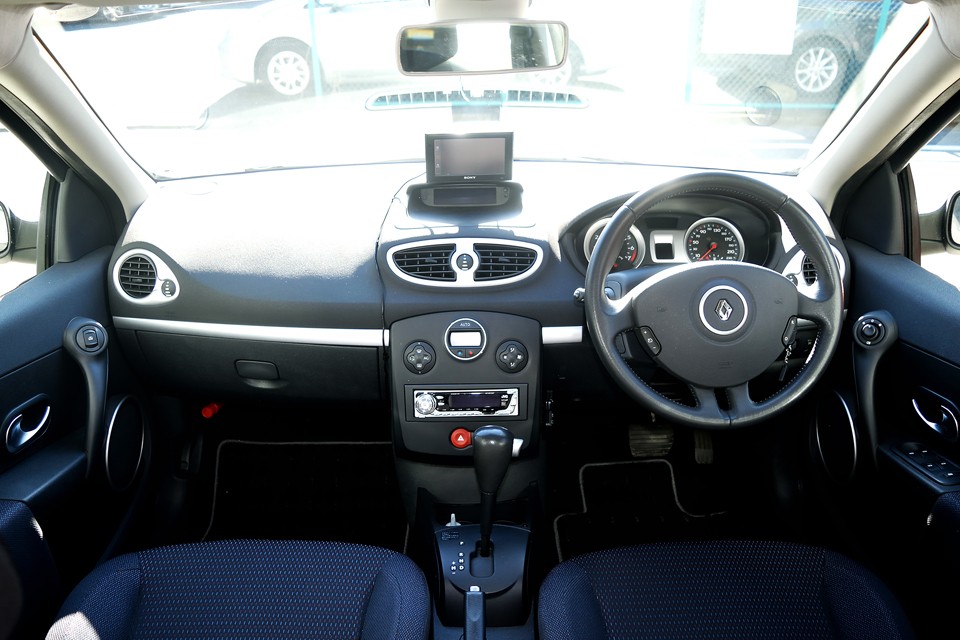 スロープ状のダッシュパネルのおかげで圧迫感の無い広々とした印象に！全体的にはかなりシンプルだけど、まとまり感を感じるのはアイランドデザインのおかげかと。