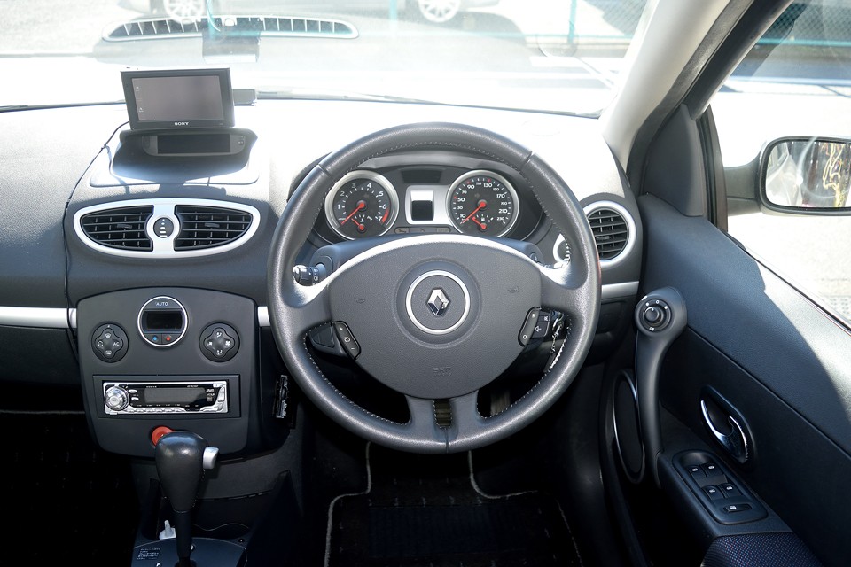 センターコンソールのエアコンパネルとオーディオの周りの中途半端な余白スペースが少し気になりますが、操作性はいたって良好！